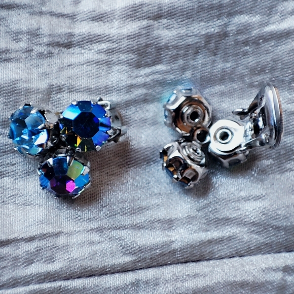 Aurora Borealis Blue Round Vintage Crystal Clip Earrings Prong Set Signed WEISS? - Picture 5 of 11